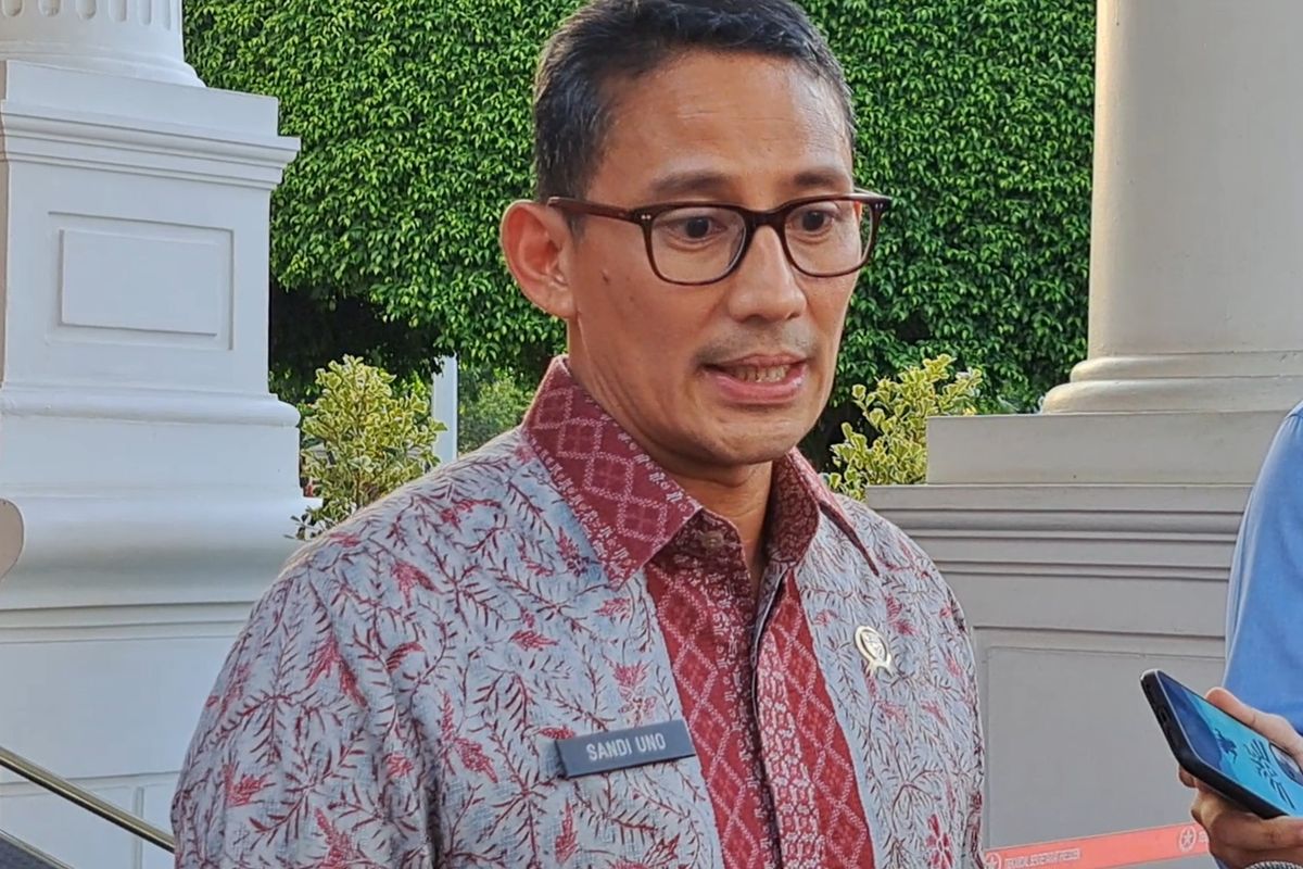 Menteri Pariwisata dan Ekonomi Kreatif Sandiaga Uno memberikan keterangan pers seusai bertemu Presiden Joko Widodo di Kompleks Istana Kepresidenan, Jakarta, Kamis (27/4/2023).).  