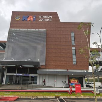 Stasiun Jatake mengusung desain modern tropis yang fungsional dan ramah lingkungan. Stasiun tiga lantai ini mengintegrasikan konsep Transit Oriented Development (TOD) dengan fitur bangunan hijau, termasuk ventilasi alami dan penggunaan panel surya.