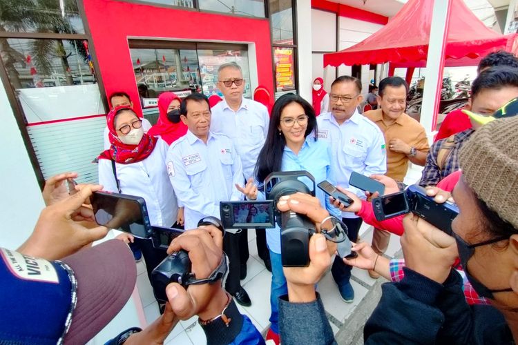 Anggota Komisi VI DPR RI Rieke Diah Pitaloka saat melakukan kunjungan kerja (kunker) ke Palang Merah Indonesia (PMI) Kabupaten Bekasi, Senin (1/8/2022).
