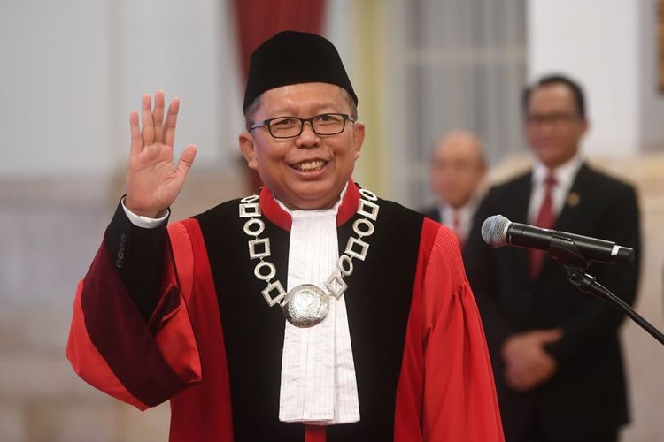 Calon Hakim Konstitusi Arsul Sani bersiap sebelum mengucapkan sumpah Hakim Mahkamah Konstitusi (MK) dihadapan Presiden Joko Widodo di Istana Negara, Jakarta, Kamis (18/1/2024). Arsul terpilih sebagai hakim konstitusi usulan DPR untuk menggantikan Wahiduddin Adams yang berakhir pada 17 Januari 2024. ANTARA FOTO/Akbar Nugroho Gumay/rwa.