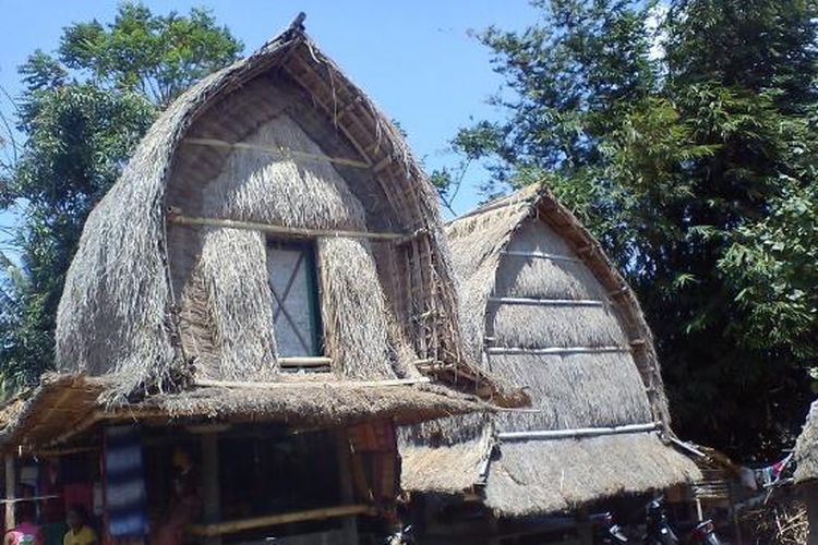 Rumah Adat Bale Lumbung khas Nusa Tenggara Barat.