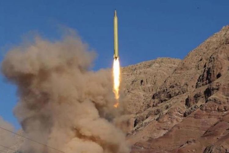 Rudal balistik jarak jauh Qadr saat peluncuran di kawasan Pegunungan bagian utara Iran, 9 Maret 2016.