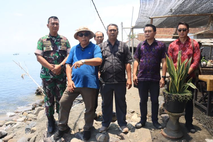 Merespons keluhan warga selama lebih dari satu dekade menanti pembangunan, Bupati Jembrana bersama jajarannya mengecek dan memastikan anggaran revetment pesisir Pebuahan dapat dibangun tahun ini.
