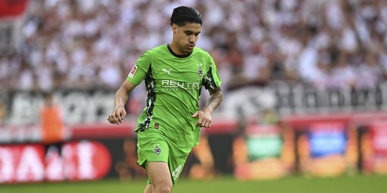 Kevin Diks mengontrol bola selama pertandingan sepak bola Bundesliga antara VfB Stuttgart vs Borussia Moenchengladbach di Stuttgart, Jerman Selatan, pada 30 Agustus 2025. (Foto oleh THOMAS KIENZLE / AFP)