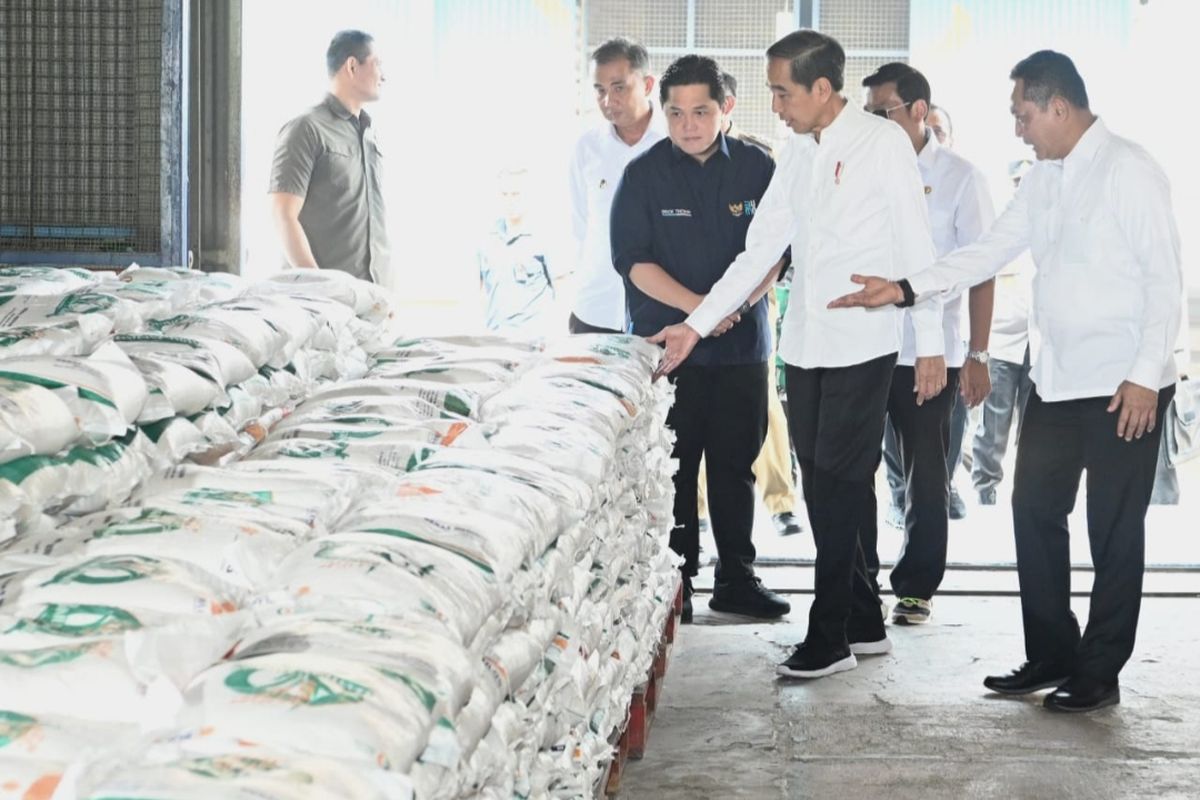 Presiden Joko Widodo saat meninjau ketersediaan stok cadangan beras pemerintah (CBP) di gudang Badan Urusan Logistik (Bulog) Dramaga, Kabupaten Bogor, Provinsi Jawa Barat, pada Senin (11/9/2023).