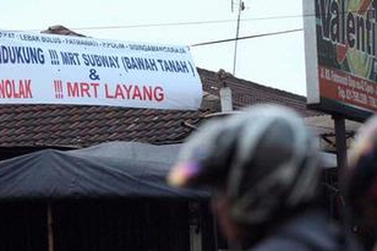 Spanduk menolak pembangunan MRT Layang terpampang di pinggir Jalan Fatmawati, Jakarta Selatan, Minggu (5/5/2013). Pemerintah DKI Jakarta harus bersedia berdialog dengan warga yang menolak MRT Layang sehingga proyek transportasi massal itu didukung 100 persen warganya.
