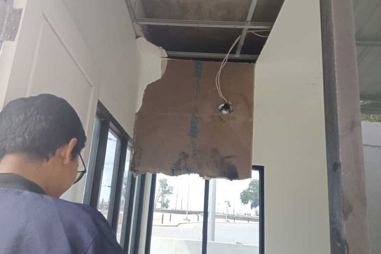 Kondisi plafon yang ambrol pada bangunan rest area Tuban Abirama di Jalan Raya R.E Martadinata, Kabupaten Tuban, Jawa Timur, Senin (8/4/2024). Padahal Bangunan tersebut baru saja diresmikan oleh Bupati Tuban, Aditya Halindra Faidzky bersama Khofifah Indar Parawansa, Jum'at (5/4/2024).
