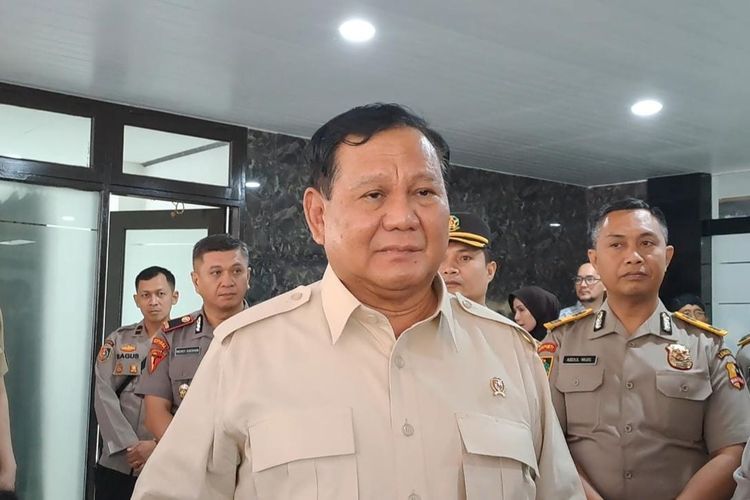 Menteri Pertahanan (Menhan) Prabowo Subianto saat ditemui di Gedung Sespim Lemdiklat Polri, Bandung, Jawa Barat, Jumat (16/6/2023). 