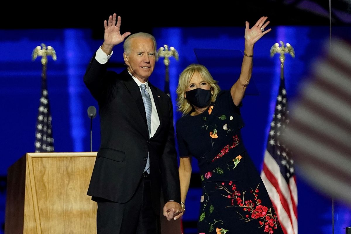 Presiden terpilih Amerika Serikat (AS) Joe Biden bersama istrinya, Dr Jill Biden, melambaikan tangan ke arah suporter setelah memberikan pidato dari Chase Center di Wilmington, Delaware, pada 7 November 2020. Setelah empat hari dengan tensi tinggi di Pilpres AS, Biden terpilih sebagai pemenang mengalahkan petahana Donald Trump.
