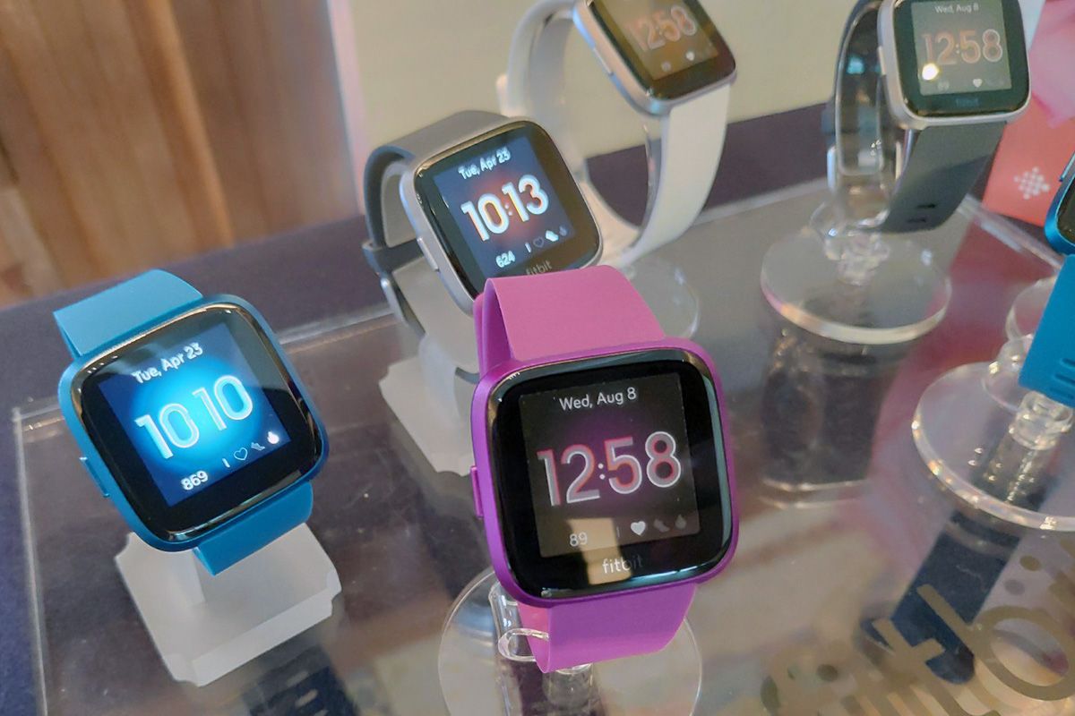 Smartwatch Fitbit Versa Lite dalam acara peluncurannya di Jakarta, Selasa (23/4/2019).