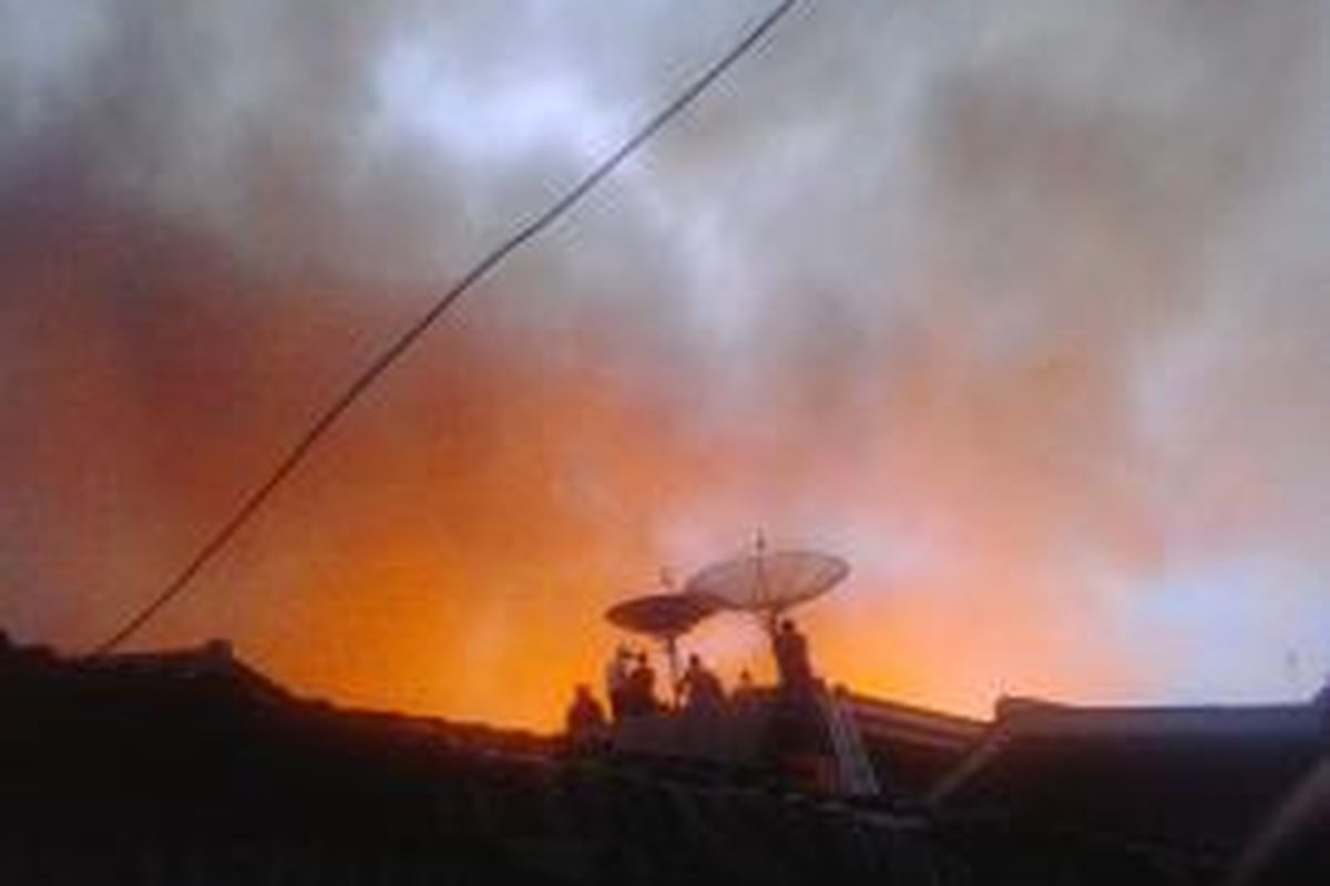 Api melalap permukiman padat penduduk di Jalan Karang Anyar, Kecamatan Sawah Besar, Jakarta Pusat, Senin (23/2/2015).
