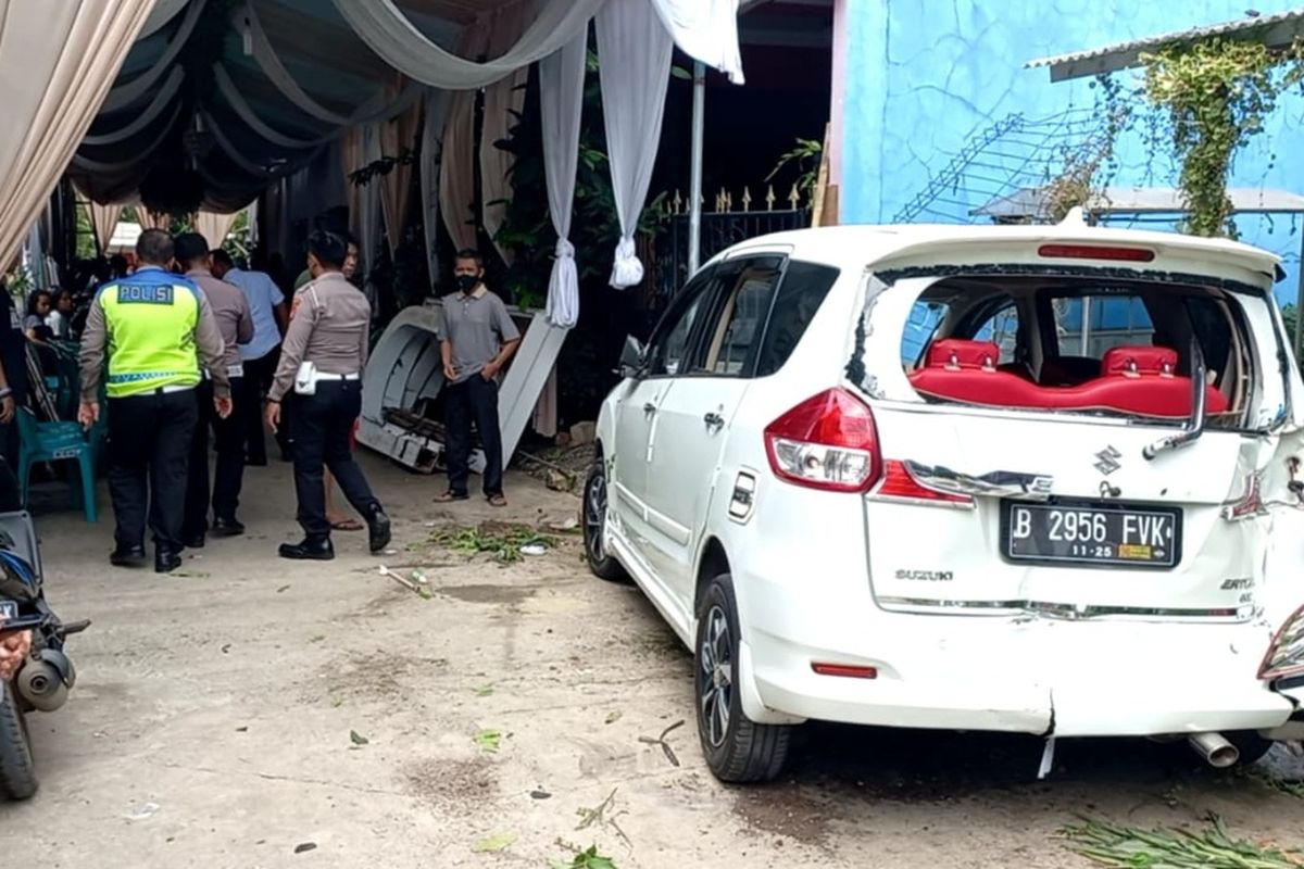 Satu unit mobil Suzuki Ertiga yang ringsek akibat menabrak tiang listrik dan seorang perempuan berinisial S (53). S tewas ditabrak mobilnya sendiri usai ia meminta bantuan kepada seseorang untuk memindahkan mobilnya.