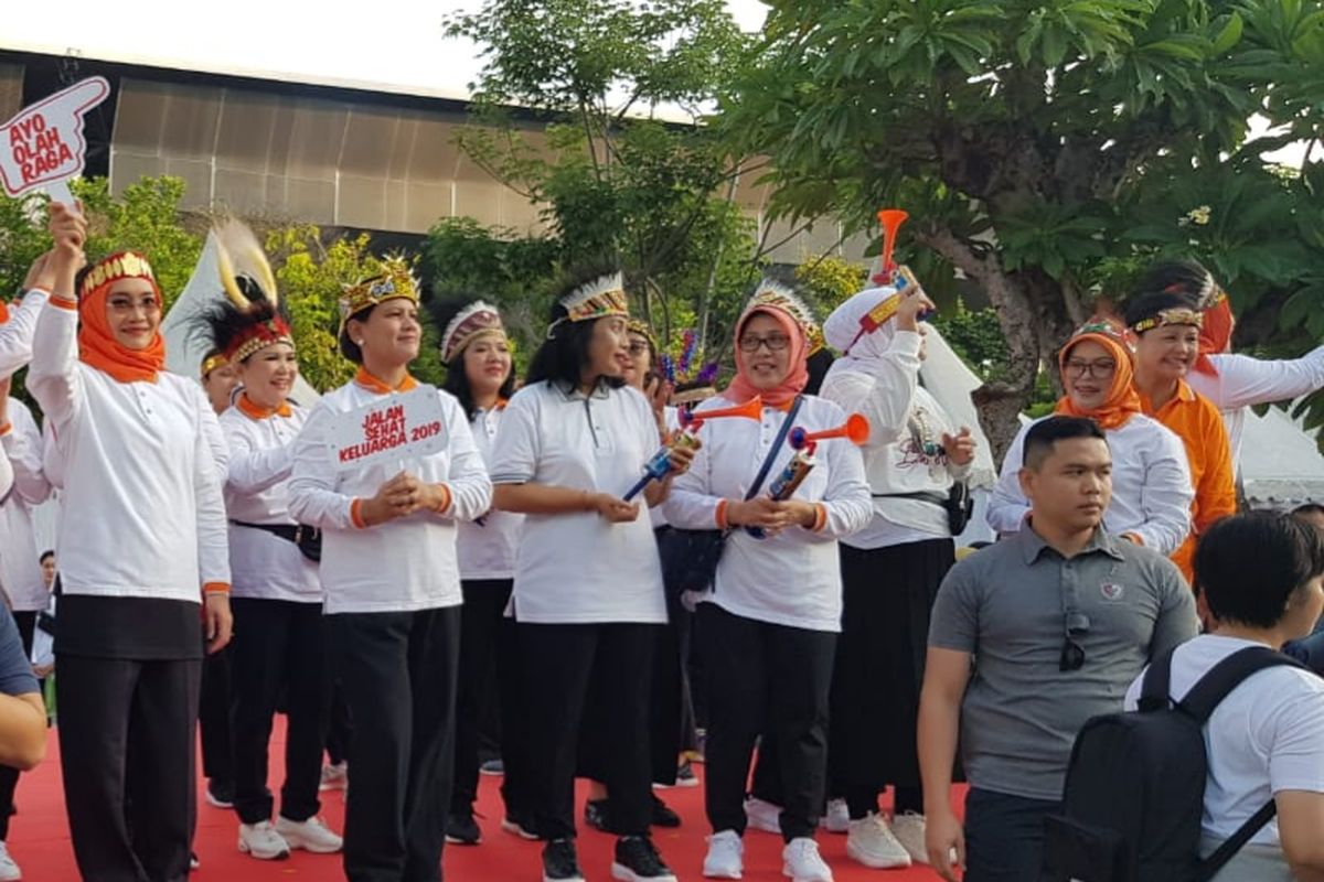 Ibu Negara Iriana Joko Widodo mengikuti acara jalan sehat di Parkir Timur Gelora Bung Karno, Jakarta Pusat pada Minggu (8/12/2019) pagi dalam rangka memperingati Hari Ibu ke-91. 