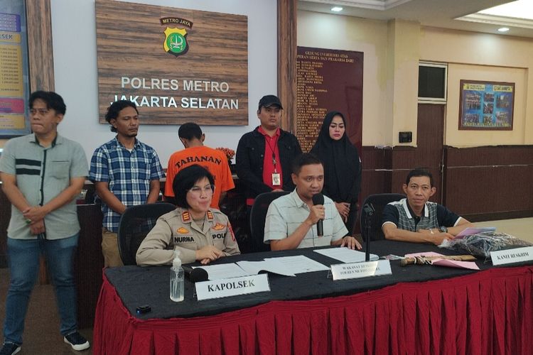 Seorang pria berinisial R dibekuk polisi karena membacok temannya, S yang berprofesi sebagai sekuriti di pos perumahan RT 04 RW 05 di kawasan Kebon Besar, Gandaria Selatan, Jakarta Selatan pada 18 Desember 2022. 