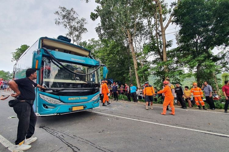 Proses evakuasi bus Pariwisata di Bantul. Kamis (8/2/2024)