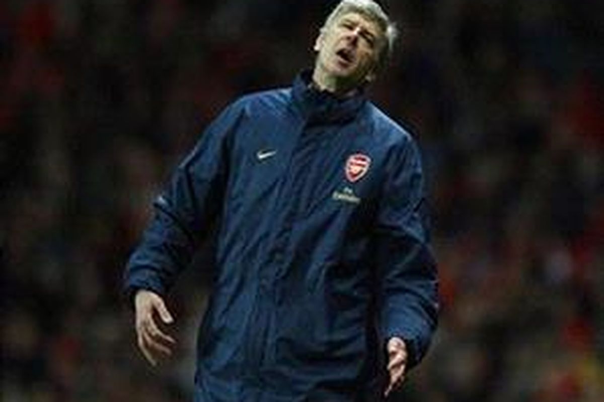 Pelatih Arsenal, Arsene Wenger memperingatkan, jika kondisi ekonomi terus memburuk, sepak bola akan semakin limbung.