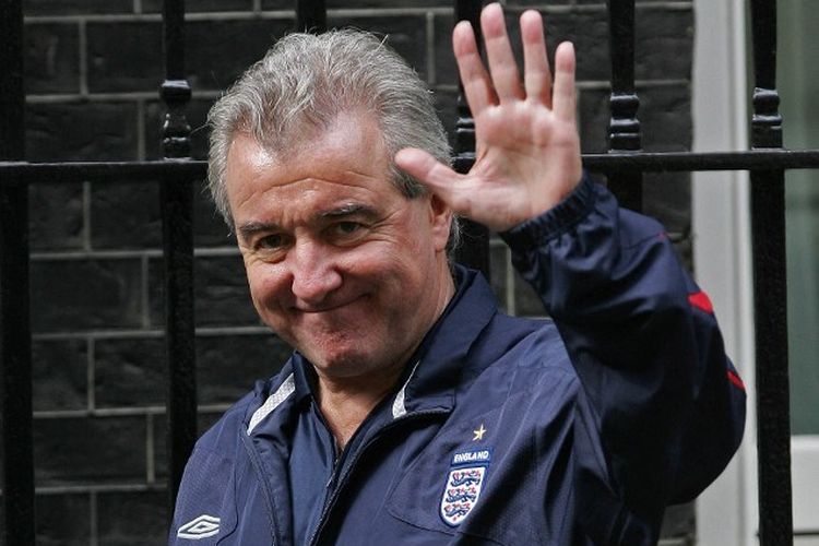 Ex football manager Terry Venables arrives at no 10 Downing St, London, 24 May 2006. Venables is part of a celebrity soccer team playing in a charity tournament callled Soccer Aid at Manchester United football team's grounds Old Trafford. Guillet and the team are meeting British Prime Minister Tony Blair before the match. AFP PHOTO/CARL DE SOUZA (Photo by CARL DE SOUZA / AFP)