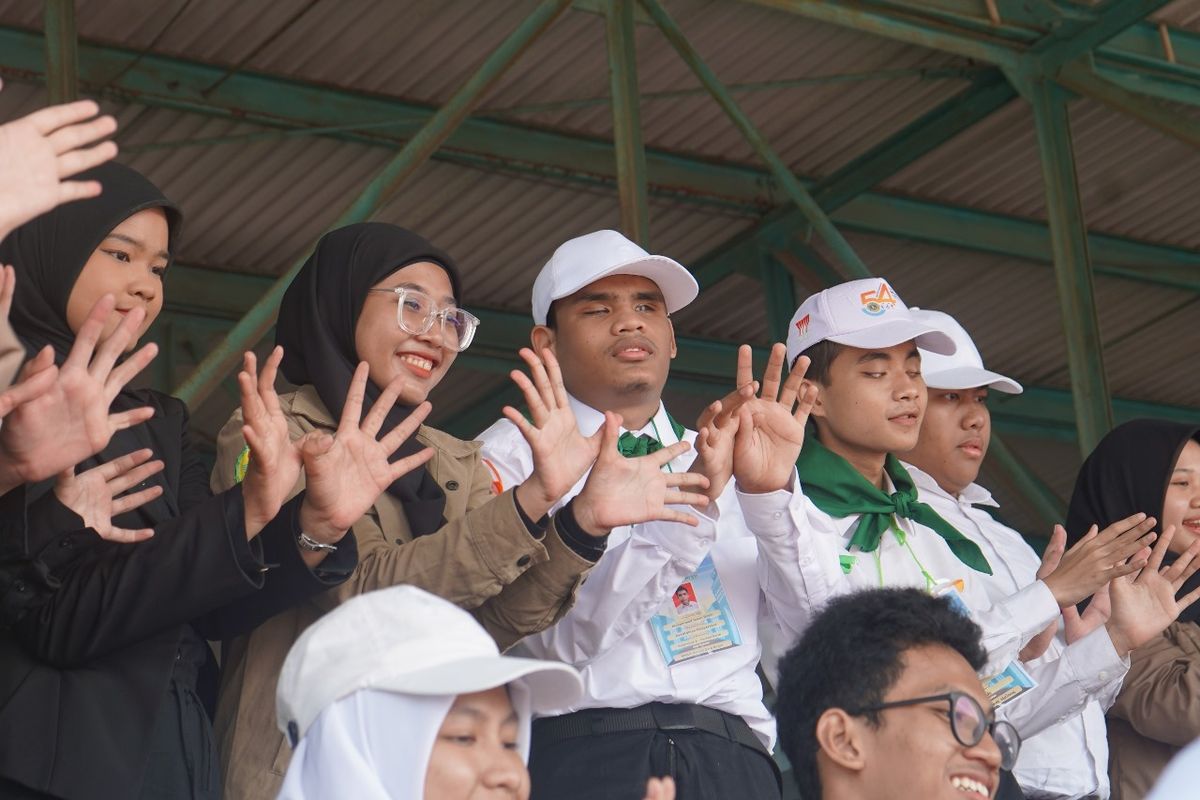 Mahasiswa difabel UNJ turut berpartisipasi dalam pembukaan Pengenalan Kehidupan Kampus bagi Mahasiswa Baru tahun akademik 2024/2025 (19/8/2024).