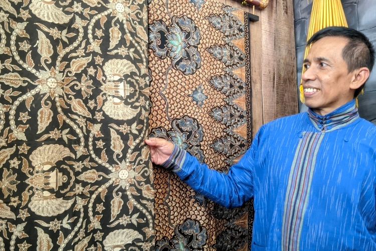 Adi Wahyono menunjukkan contoh batik khas Kediri Gringsing Dahanapura, 2025.