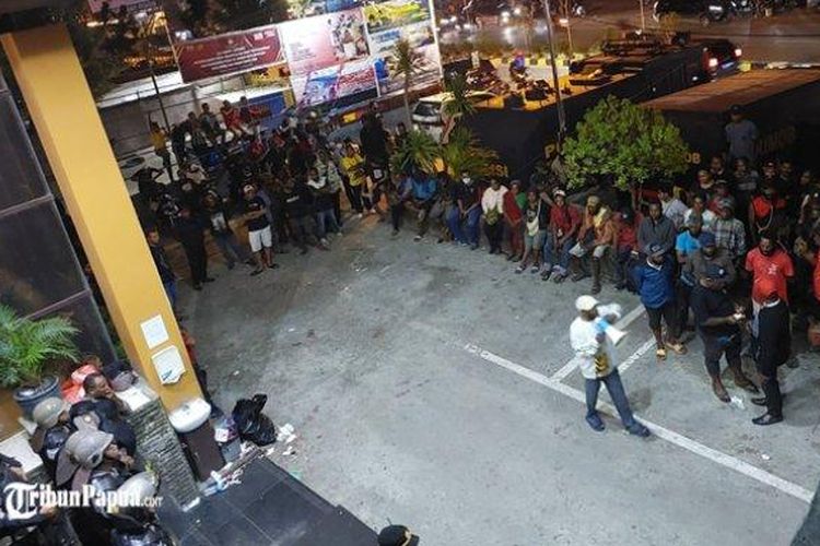 Sebagian massa dari sejumlah Partai Politik melakukan demonstrasi di lokasi Pleno KPU Kota Jayapura di salah satu Hotel di Abepura, Senin (18/3/2024) malam.(Tribun Papua)