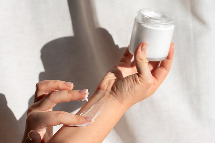 Simak tips body care ala Davina Karamoy berikut ini agar kulit glowing dan lembap. 