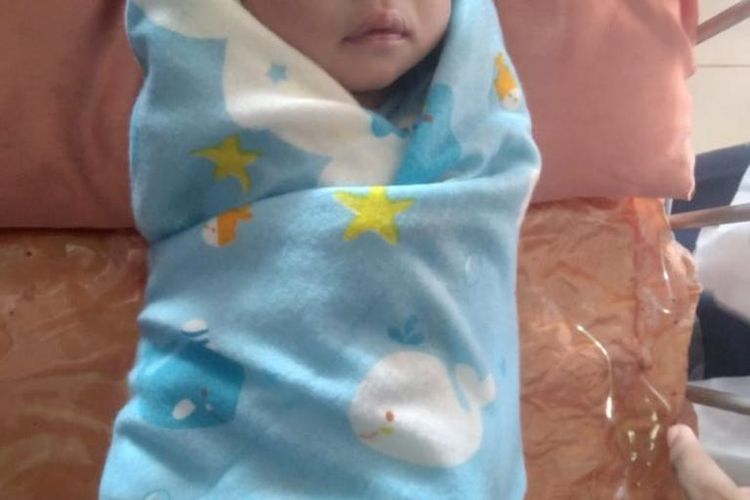 Bayi berjenis kelamin laki-laki saat ditemukan dekat warung soto di Desa Mekanderejo, Kecamatan Kedungpring, Lamongan, Jawa Timur, Selasa (9/5/2023).