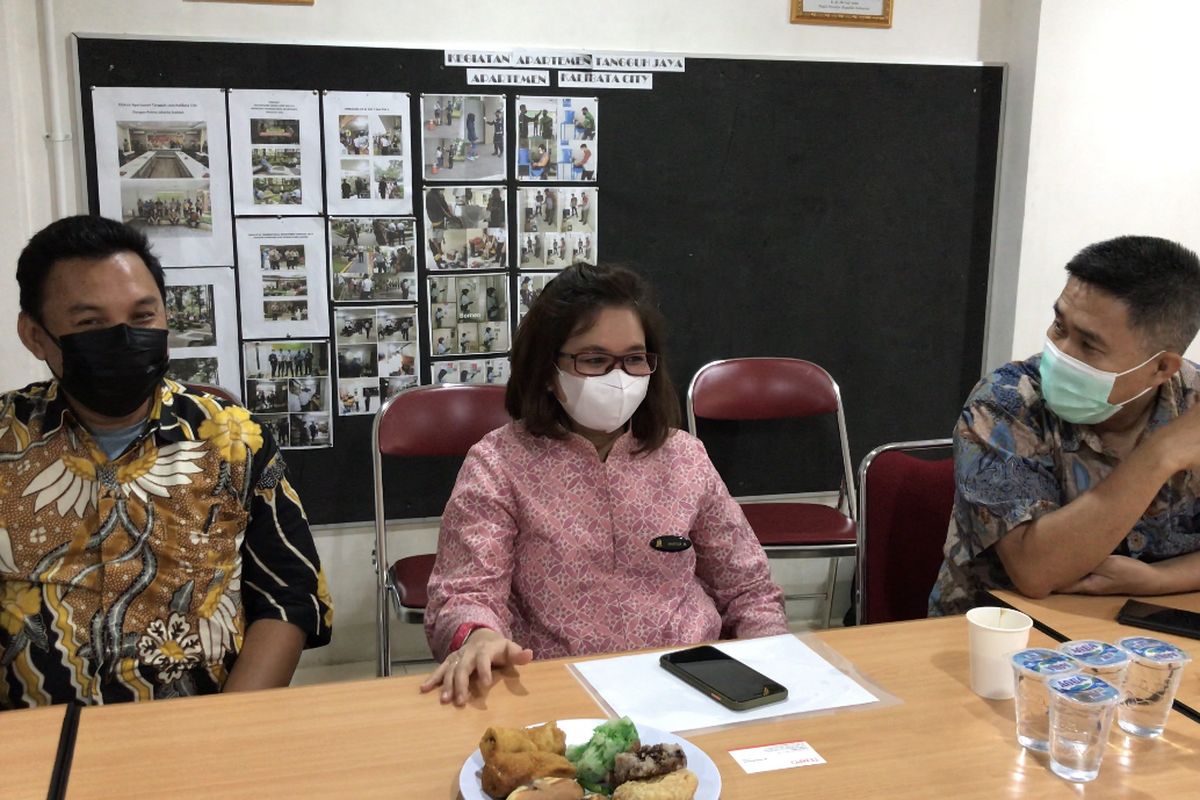 General Manajer Apartemen Kalibata City (tengah) Martiza Melati buka suara terkait terbongkarnya bisnis prostitusi online anak di bawah umur yang dibongkar oleh Polres Metro Jakarta Selatan, Kamis (14/10/2021) sore.