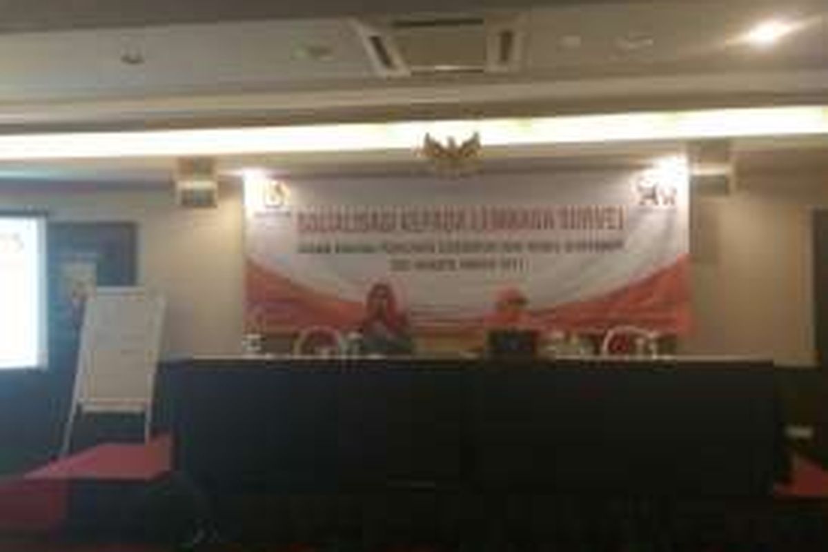 Komisi Pemilihan Umum DKI Jakarta menggelar sosialisasi bersama belasan lembaga survei terkait pengumuman survei, jajak pendapat, dan quick count, Kemayoran, Jakarta Pusat, Kamis (13/10/2016).