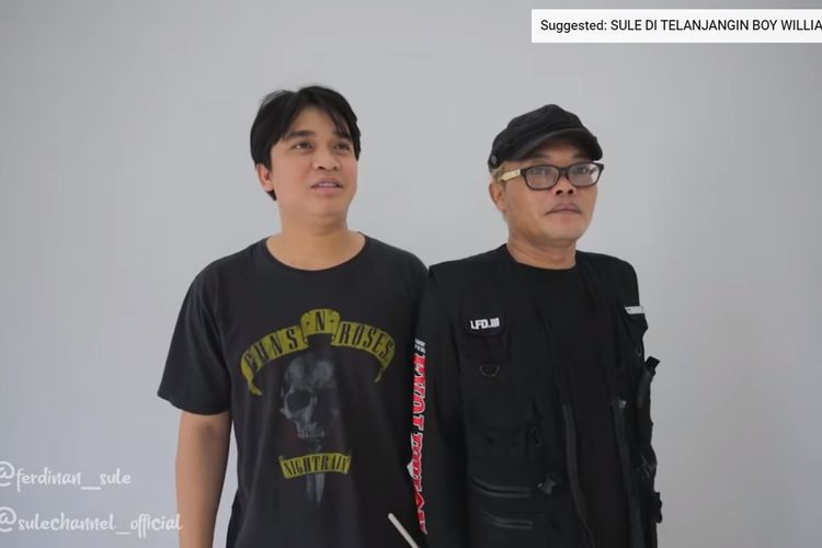 Komedian Entis Sutisna atau Sule sedang berkunjung ke rumah peninggalan Olga Syahputra yang kini ditempati oleh adiknya, Billy Syahputra.