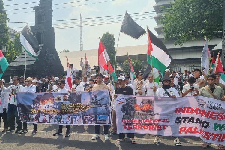 Massa aksi bela Palestina berorasi di depan kantor Gubernur Jateng, Jumat (13/10/2023).