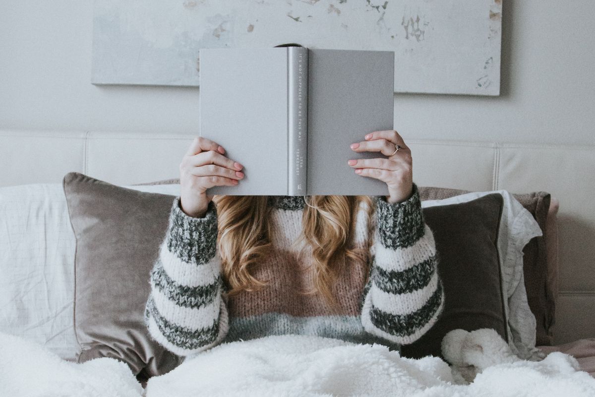 Membangun rutinitas sebelum tidur seperti membaca buku bisa menyiapkan otak untuk tenang menuju kantuk.