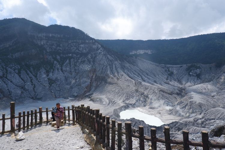 Ilustrasi Gunung Tangkuban Parahu.