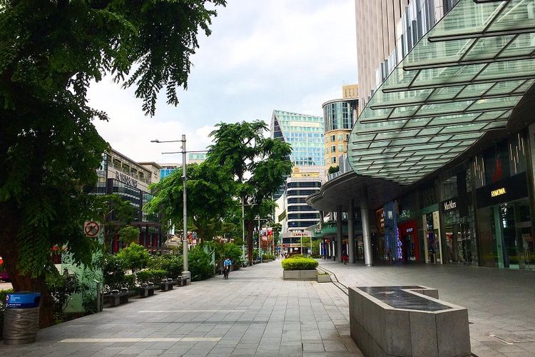 Surga Belanja Orchard Road terlihat sunyi senyap, Sabtu siang (11/04/2020) setelah pemerintah Singapura menerapkan kebijakan circuit breaker atau separuh lockdown. Warga diperintahkan berdiam diri di rumah dan hanya keluar untuk kepentingan esensial atau darurat