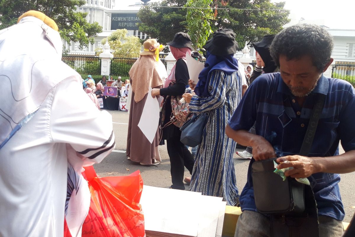 Heri, pedagang tikar yang berjualan di sekitar MK, Jumat (14/6/2019)