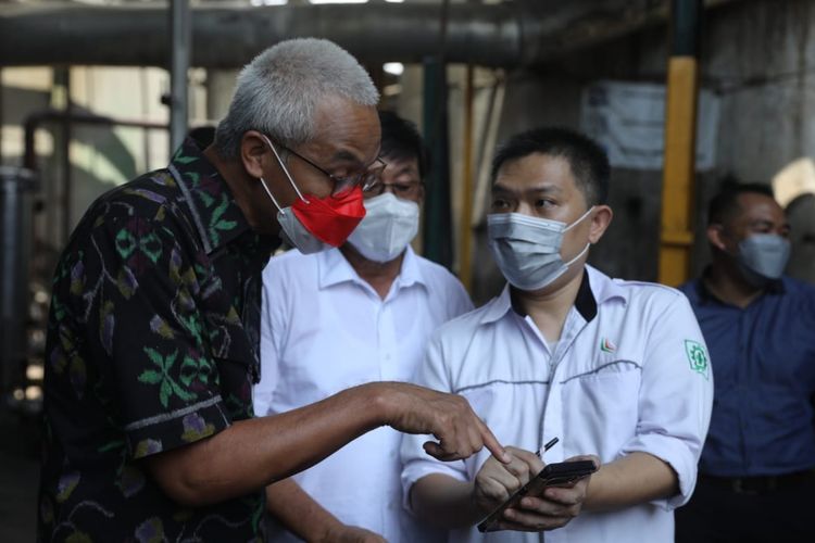 Gubernur Jawa Tengah, Ganjar Pranowo melakukan sidak ke sejumlah distributor minyak goreng di Kota Semarang, Jawa Tengah pada Selasa (5/4/2022).