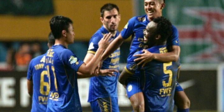 Pemain Persib Bandung merayakan gol Febri Hariyadi seusai dia membobol gawang tuan rumah Sriwijaya FC pada partai tunda pekan 20 Liga 1, Senin (4/9/2017).