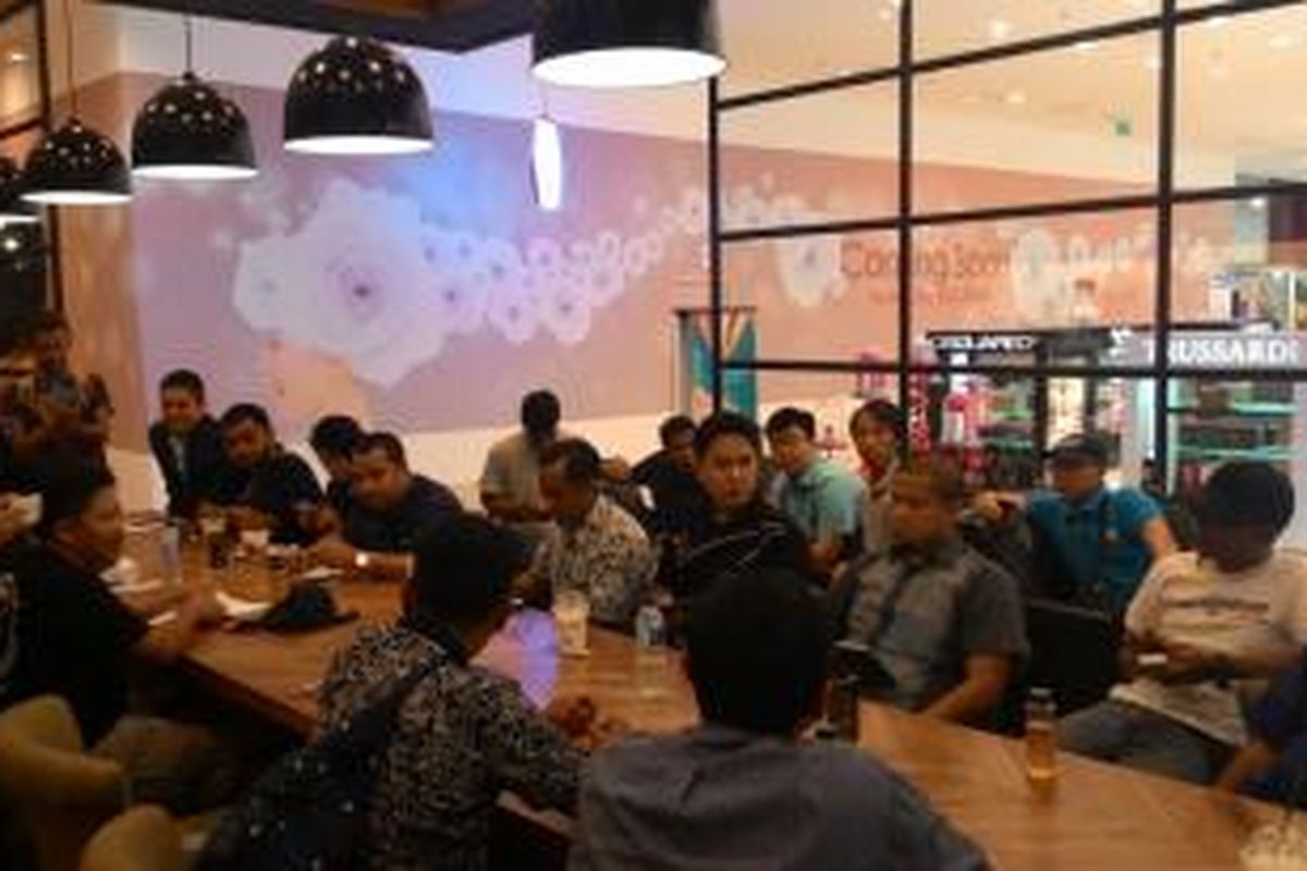 Para pilot drone yang tergabung dalam komunitas hobi, asosiasi, jurnalis, dan hobby shop, serta beberapa pemerhati, Kamis (30/7/2015) malam, bertemu untuk mengumpulkan pandangan atas terbitnya Peraturan Menteri Perhubungan Nomor 90 Tahun 2015 tentang Pengendalian Pengoperasian Pesawat Udara Tanpa Awak.