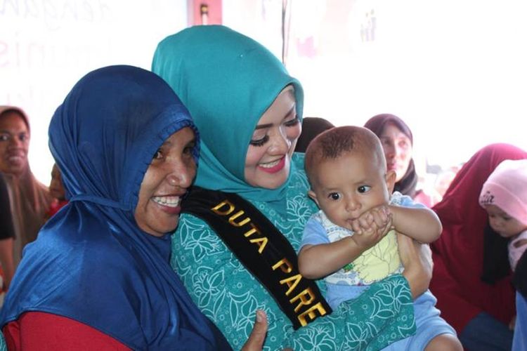 Duta Perangi Stunting, Widya Murad Ismail menggendong s  eorang bayi saat menghadiri acara Koordinasi Terpadu Penurunan Stunting dan Gizi Buruk Tahun 2019 di Gedung Putih, Piru, Kabupaten Seram Bagian Barat,  Jumat (23/8/2019). 