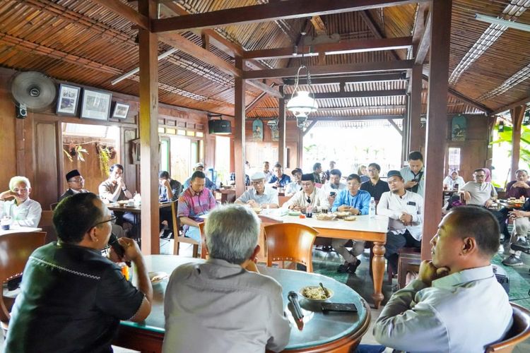 Wali Kota (Walkot) Cilegon Helldy Agustian saat berdialog dengan pelaku koperasi untuk membahas kemajuan koperasi di Oemah Gamping Cilegon, Sabtu (2/12/2023). Agenda ini difasilitasi oleh Dinas Koperasi (Dinkop) dan Usaha Mikro Kecil (UMK) Kota Cilegon.