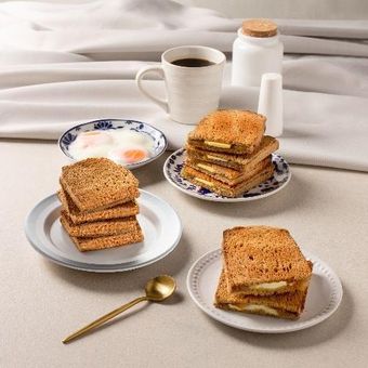 Menu Heavenly Wang, di antaranya kopi dan roti panggang kaya.
