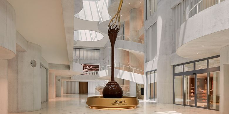 Tempat wisata di Swiss bernama Lindt Home of Chocolate (https://www.lindt-home-of-chocolate.com/).