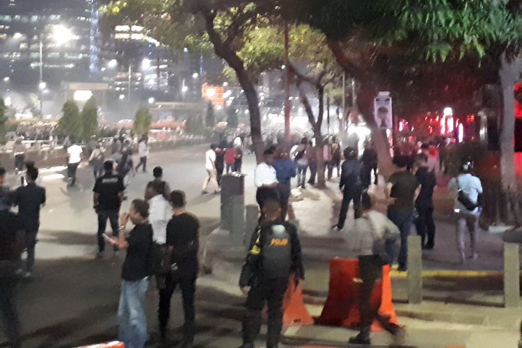 Polisi tembakkan gas air mata dan dibalas dengan tembakkan petasan dari massa demo mahasiswa dan pelajar di Jalan Jenderal Gatot Subroto, Jakarta Selatan, Senin (30/9/2019), pukul 18.30 WIB.