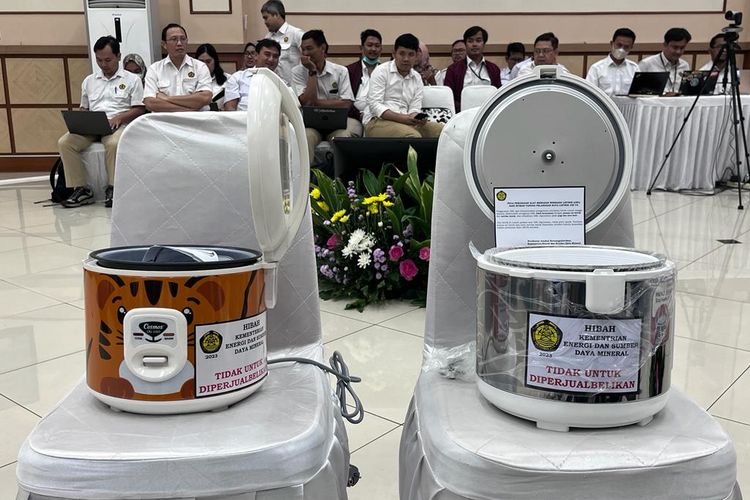 Penampakan alat masak listrik (AML) berupa rice cooker yang dibagikan gratis oleh pemerintah melalui Kementerian ESDM. Rice cooker tersebut berstiker tulisan Tidak Untuk Diperjualbelikan. 