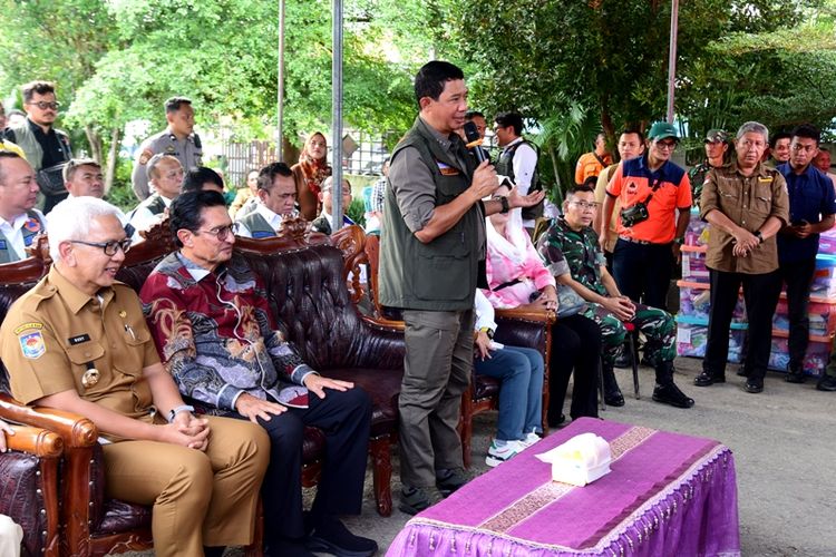 Kepala BNPB Letjen TNI Suharyanto memberikan sambutan saat meninjau posko pengungsian korban banjir di Kecamatan Tilango, Kabupaten Gorontalo, Selasa (16/7/2024).