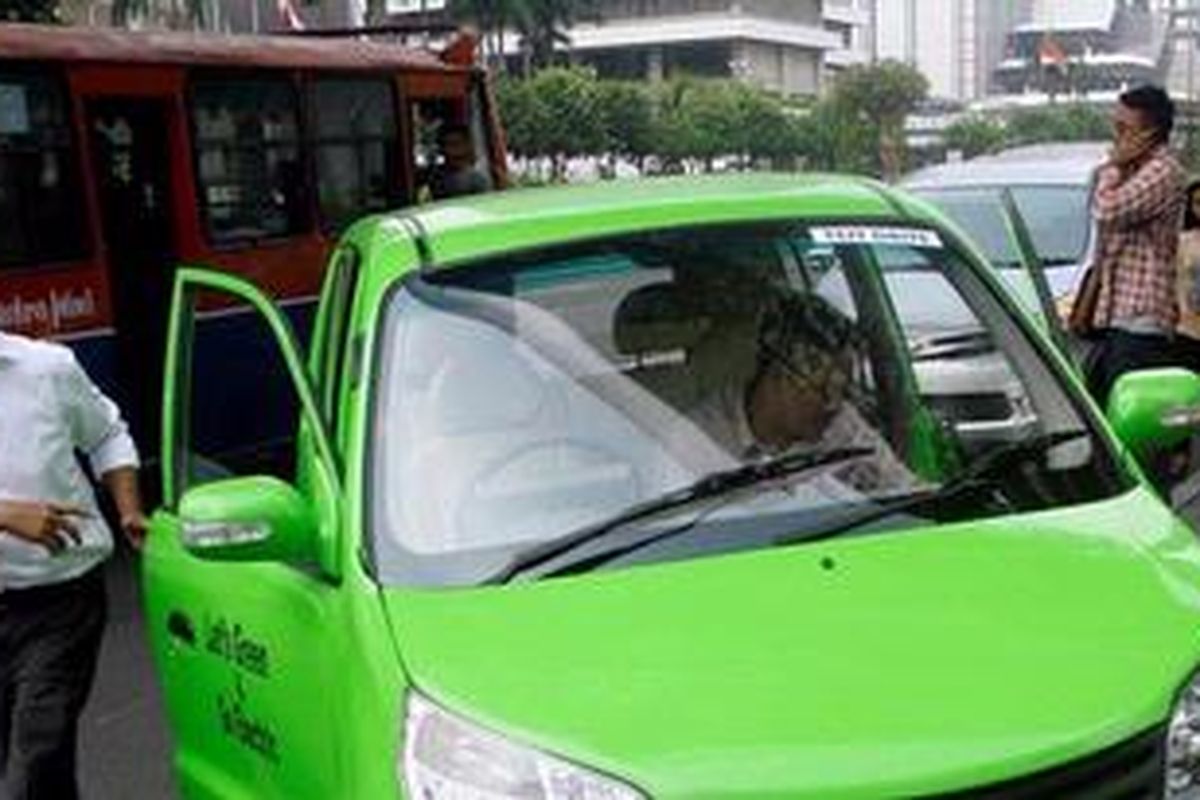 Menteri Negara BUMN, Dahlan Iskan melakukan uji coba mobil listrik dari Depok ke Jakarta, Senin (16/7/2012). Mobil listrik yang diproduksi oleh PT Sarimas Ahmadi Pratama mampu menempuh jarak 150 kilometer untuk sekali pengisian baterai secara penuh dan normal. Konsep tenaga listrik dipilih untuk mengurangi pemakaian bahan bakar minyak (BBM) di masa depan. 