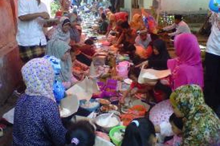 Warga Dusun Sorobayan, Desa Banyuurip, Kecamatan Tegalrejo, menggelar tradisi Sadranan atau Nyadran, Senin (12/5/2014).