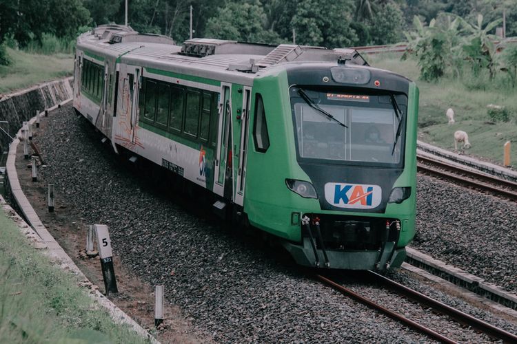 Ilustrasi Kereta Rel Diesel (KRD), Simak jadwal dan harga tiket KA Komuter Surabaya - Pasuruan PP pada GAPEKA 2023 yang akan berlaku per 1 Juni 2023.
