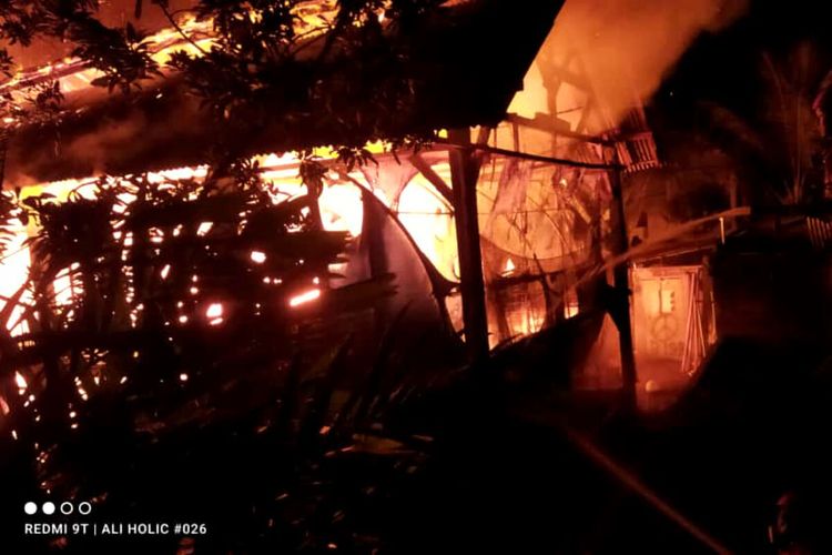 Kandang ayam di Kelurahan Talun, Kecamatan Talun, Kabupaten Blitar terbakar pada Senin (1/8/2022) dini hari dan menghanguskan 8.000 ekor ayam potong yang ada di dalamnya.