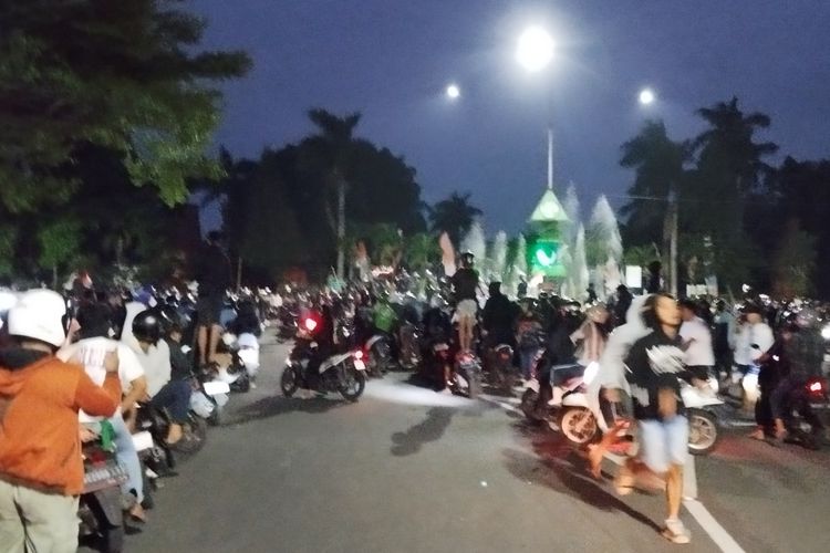Massa berkumpul di Taman Sekartaji, Kota Kediri, Jawa Timur, dalam aksi solidaritas untuk Affan Maulana, Sabtu (30/8/2025). Museum Bhagawanta Kediri ikut jadi sasaran. 