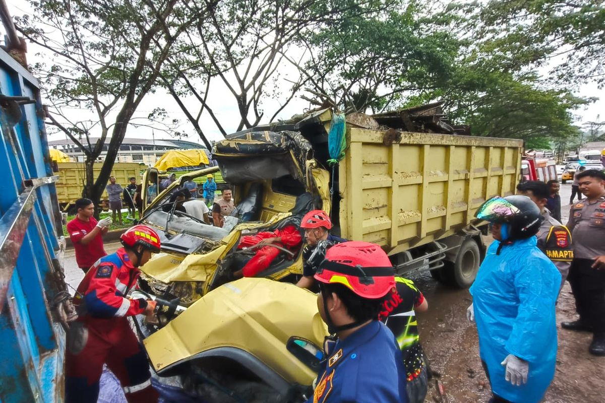 Kecelakaan lalu lintas maut terjadi di Jalan Stadion Utama Palaran, Kelurahan Simpang Pasir, Kecamatan Palaran, Kota Samarinda, Kalimantan Timur, Selasa (10/2/2026) siang.